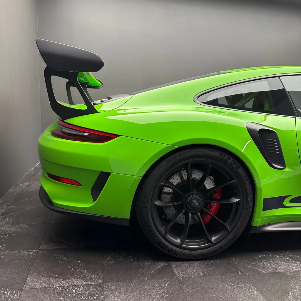 Entretien intérieur sur une Porsche 911 991 GT3 RS à Le Mans (72)