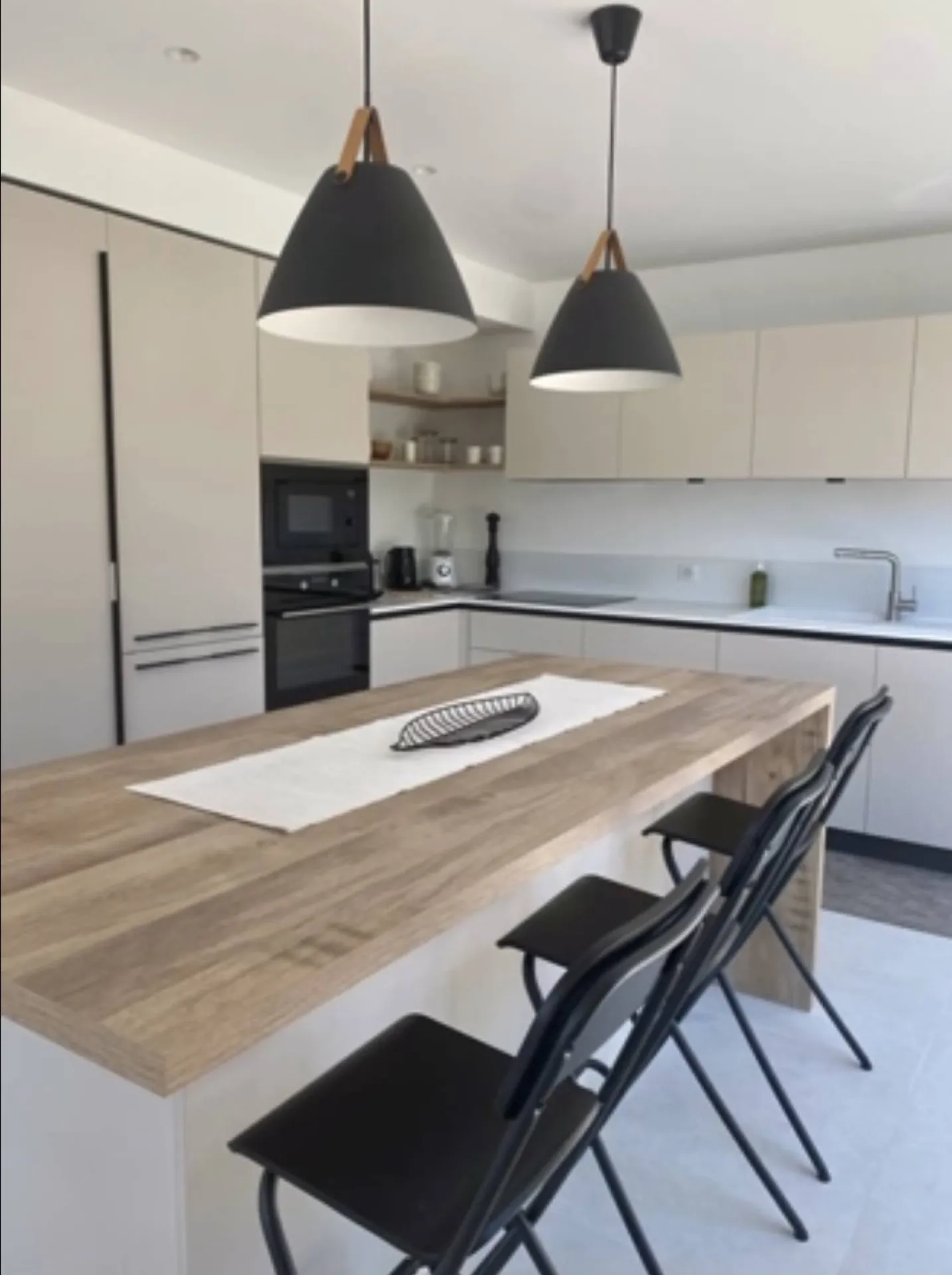 Réalisation d'une cuisine italienne contemporaine épurée à Bandol dans le 83