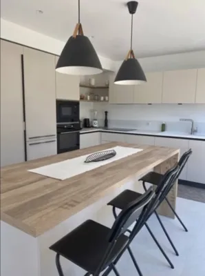 Réalisation d'une cuisine italienne contemporaine épurée à Bandol dans le 83