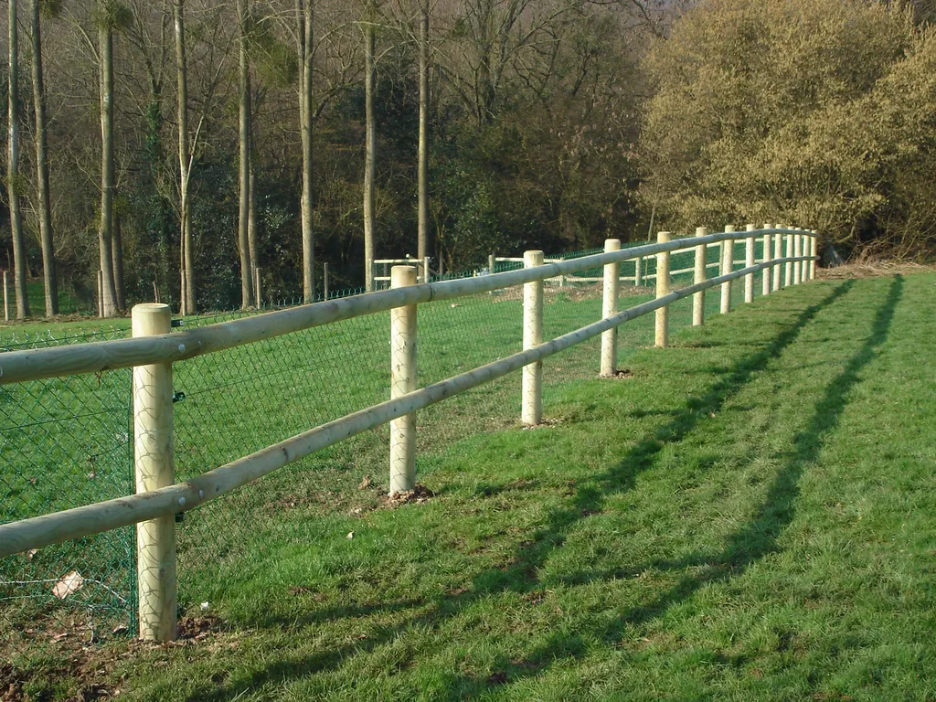 Installation de Clôtures de délimitation en bois pour professionnelles, Lisses de Sécurité et Barrières Forestières à Bernay dans l'Eure 27 et ses Alentours