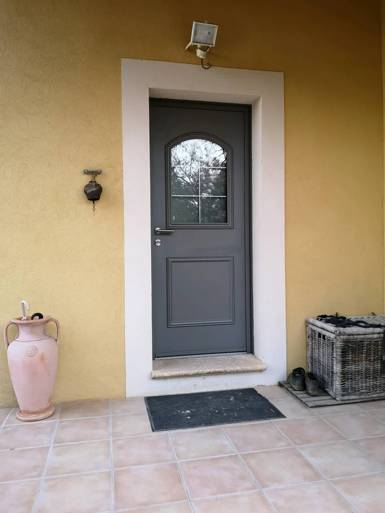 Porte d'entree sur mesure en aluminium avec paroi vitrée