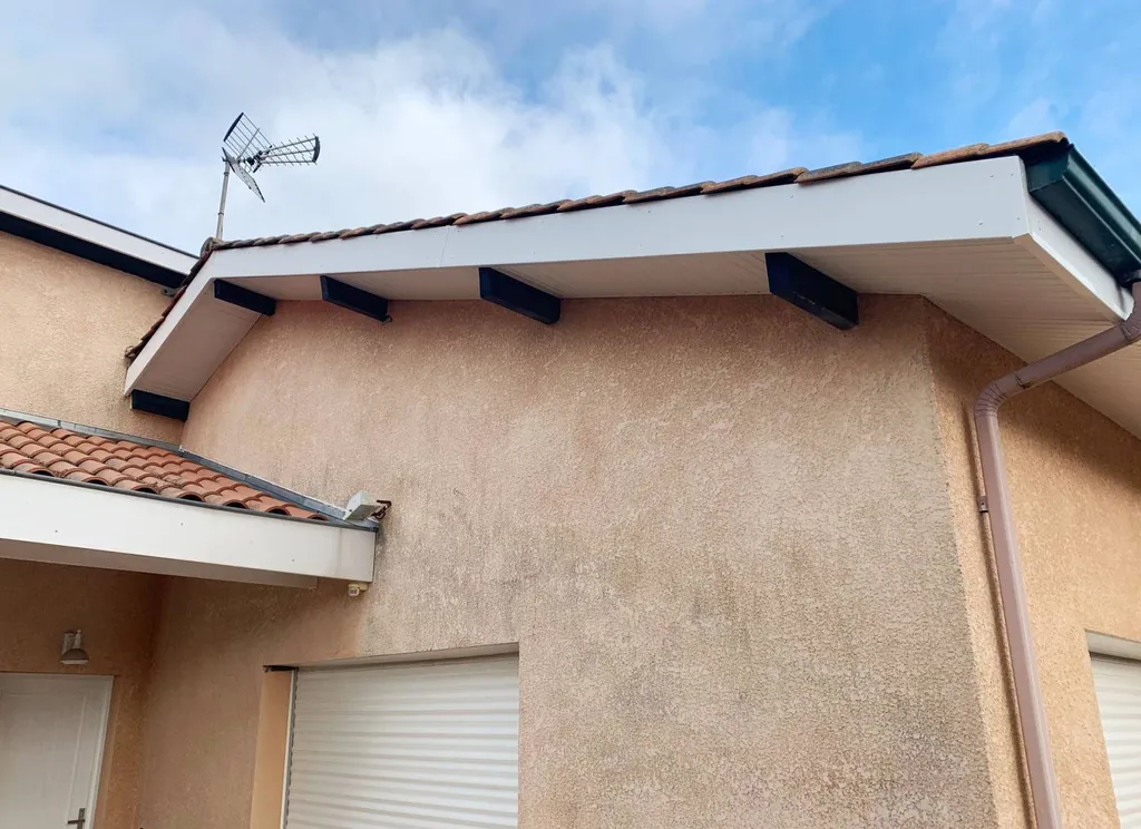 Rénovation des avants-toits de cette maison traditionnelle à Biscarrosse