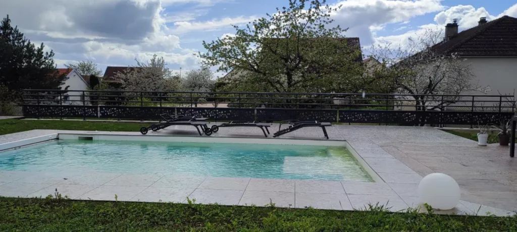 Installation de garde-corps aluminium modèle FLORES avec tôle découpée laser Ivy à Spoy en Côte d'Or