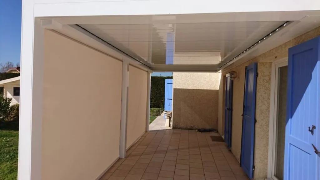Pergola bioclimatique blanche de marque MARQUISES en aluminium posée à la CHAPELLE DE LA TOUR en isère