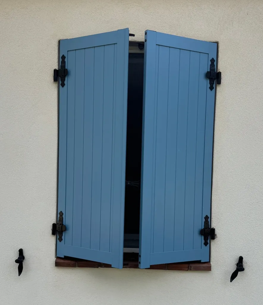 Pose de Volets battants aluminium RAL 5024 S Côte d’Azur sur mesure à Gattières, finition moderne et durable.