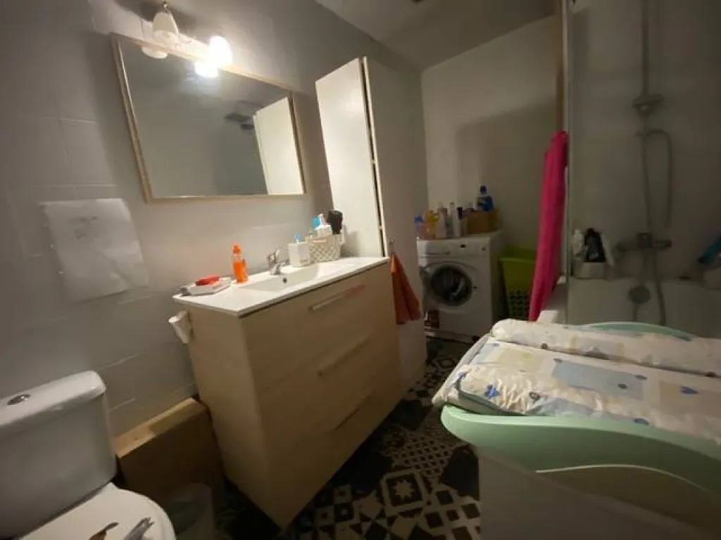vaste salle de bains avec WC