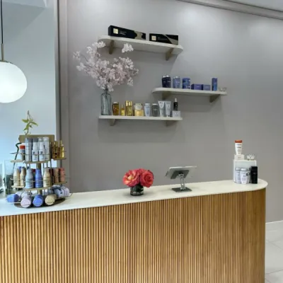 Comptoir d’accueil chaleureux et professionnel, première impression soignée, par l’Atelier D. architecte d’intérieur à Bordeaux.