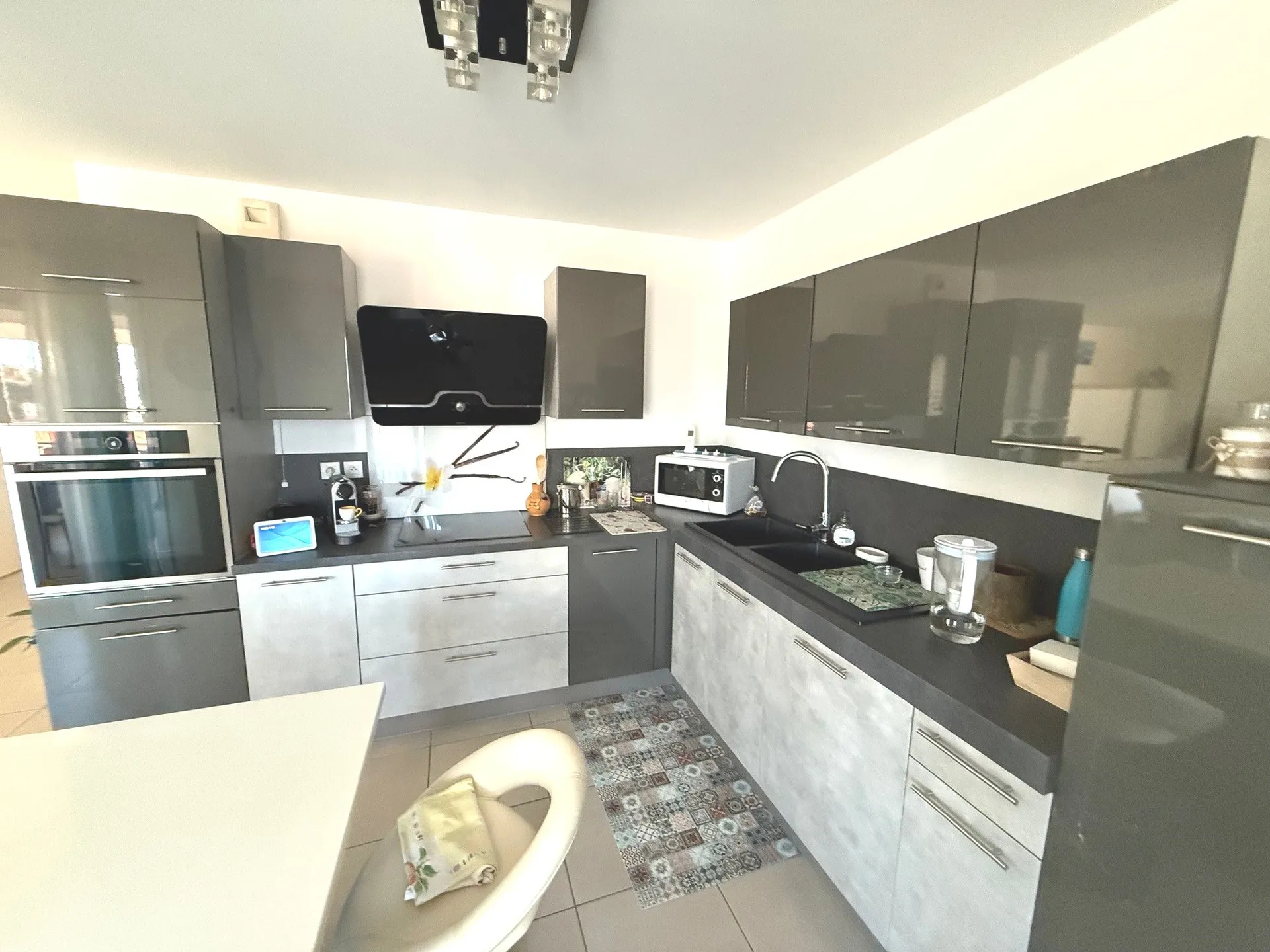 Vente appartement T3 La Ciotat quartier de Figuerolles au deuxième étage sur 6 avec ascenseur, une belle terrasse et une petite vue mer