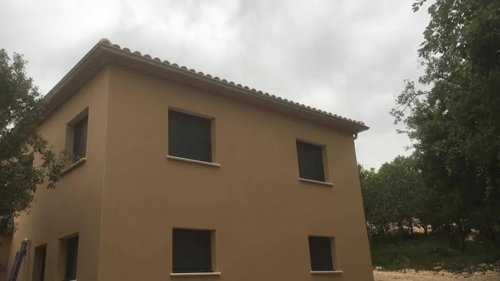 Zinguerie sur toiture plate à Orange pose de noues chéneau et abergement sur Velux ou cheminée