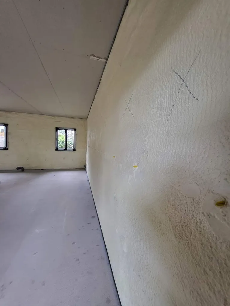 Isolation des murs par mousse polyuréthane projetée : la haute performance technique à Novalaise