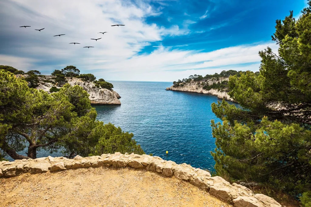 Balade en Bateau de La Ciotat à Bandol avec Escale aux Îles des Embiez : Explorez la Beauté Côtière avec L'Eden Boat