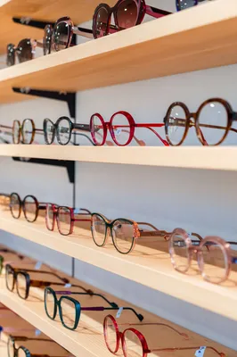 Quelle est la mode des lunettes en ce moment ? Tendances 2025-2026 (Formes, Couleurs, Matériaux)