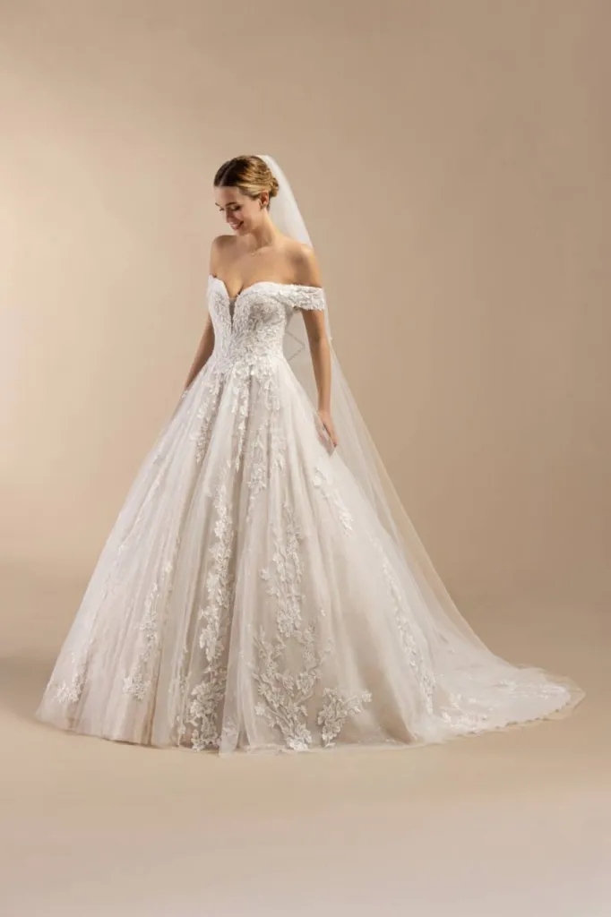 Robe de mariée trapèze avec décolleté bardot à Marseille proche de Cassis : modèle Baby collection Églantine chez Anthea N’DRI