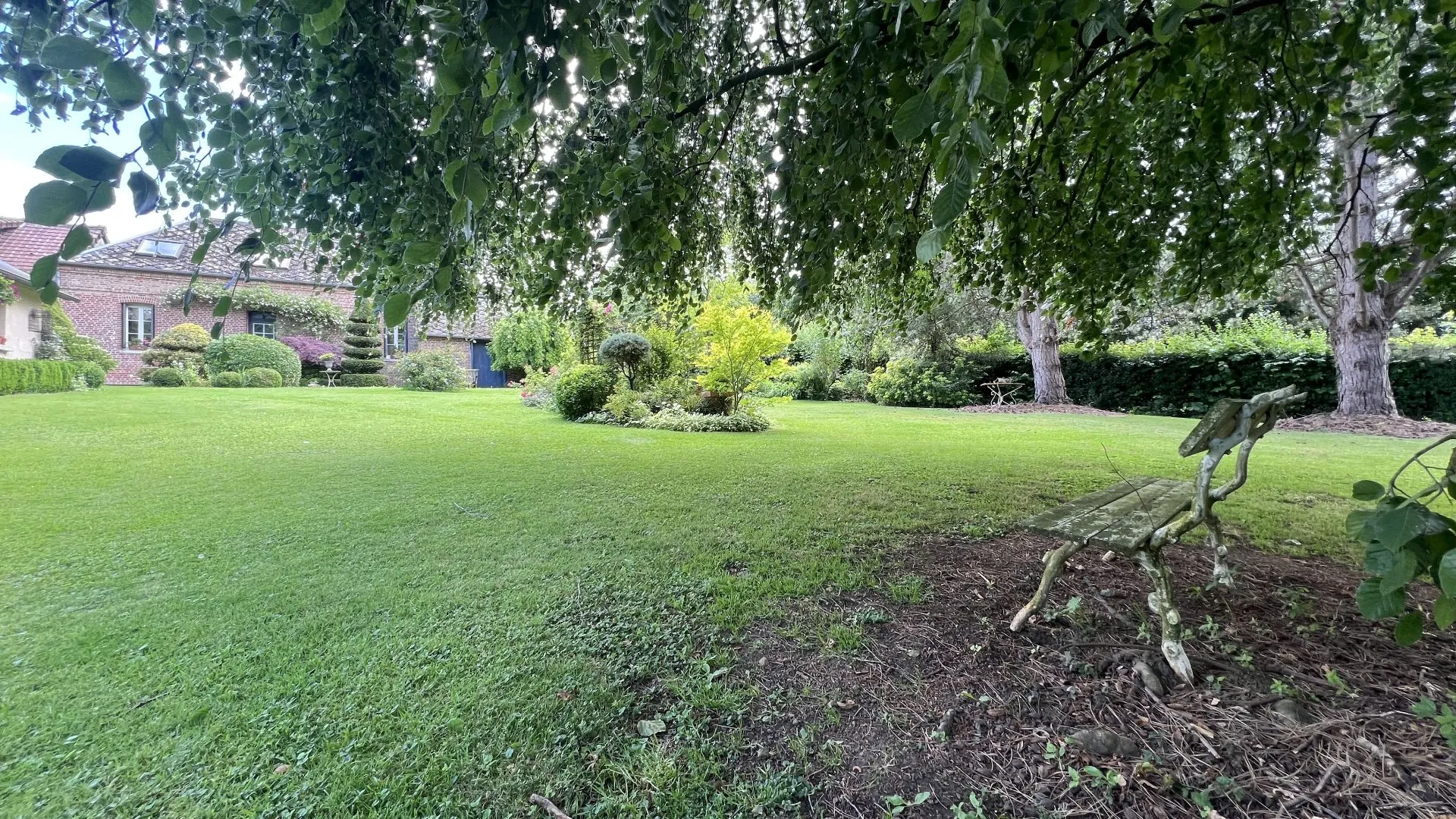 A vendre Authentique demeure normande 260m² issue de deux longères, 5 chambres, dépendances et jardin paysager 3400m², environnement privilégié proche Blangy-sur-Bresle 76340.