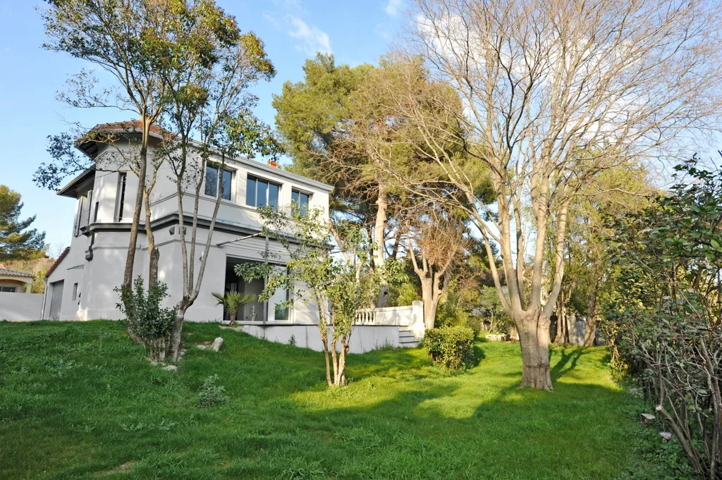Proche d'Avignon,  à vendre, belle maison bourgeoise avec jardin et des jolies vues sur la vallée du Rhône  