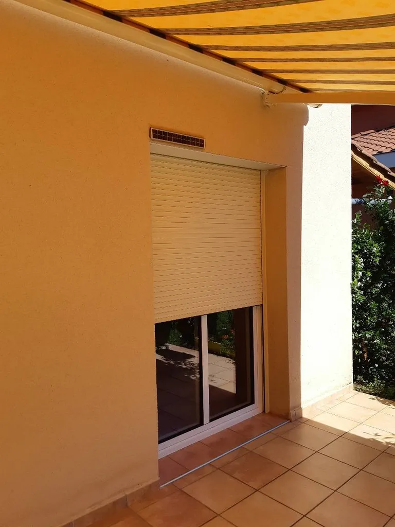 installation de volet roulant électrique solaire  ITE soit isolation thermique par l'extérieur posé à Morancé près de Lyon  