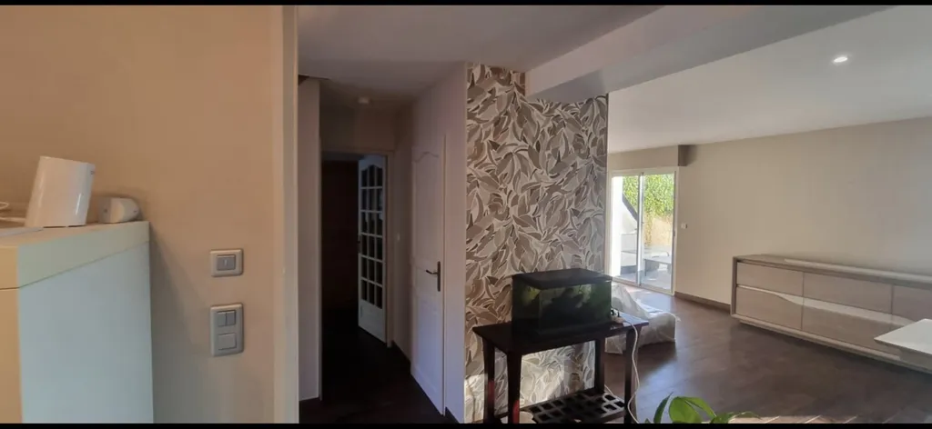 Rénovation salon, cage d'escalier et entrée, peinture et papier peint entre...