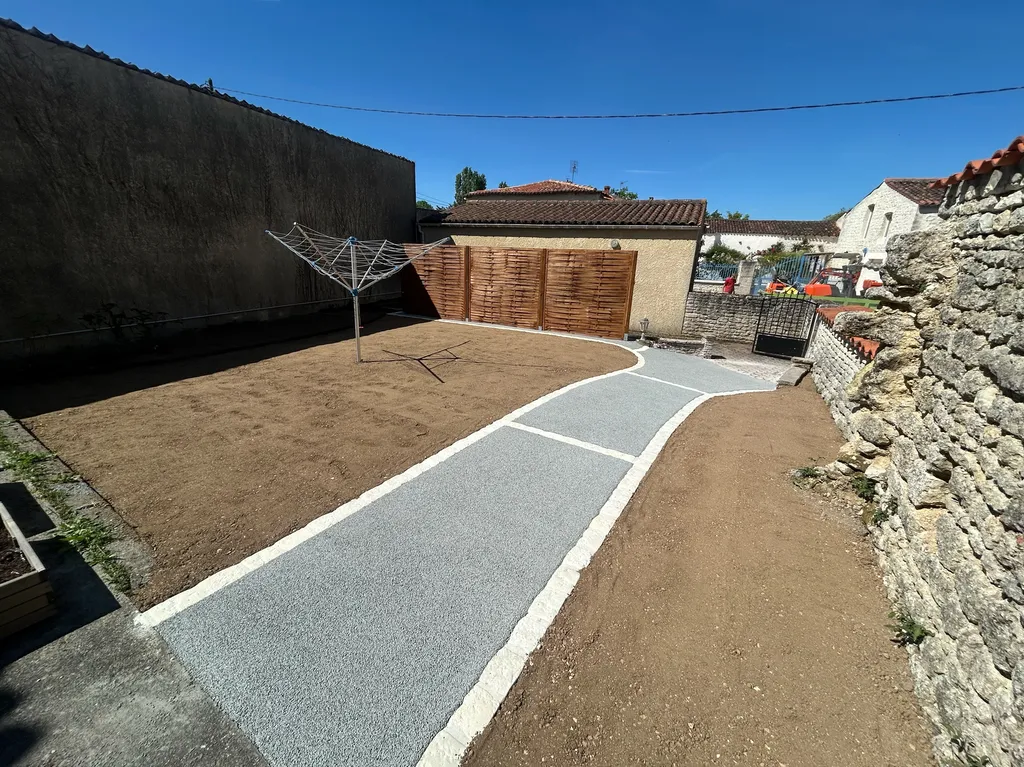 Réalisation d’une allée avec la réfection complète du jardin 