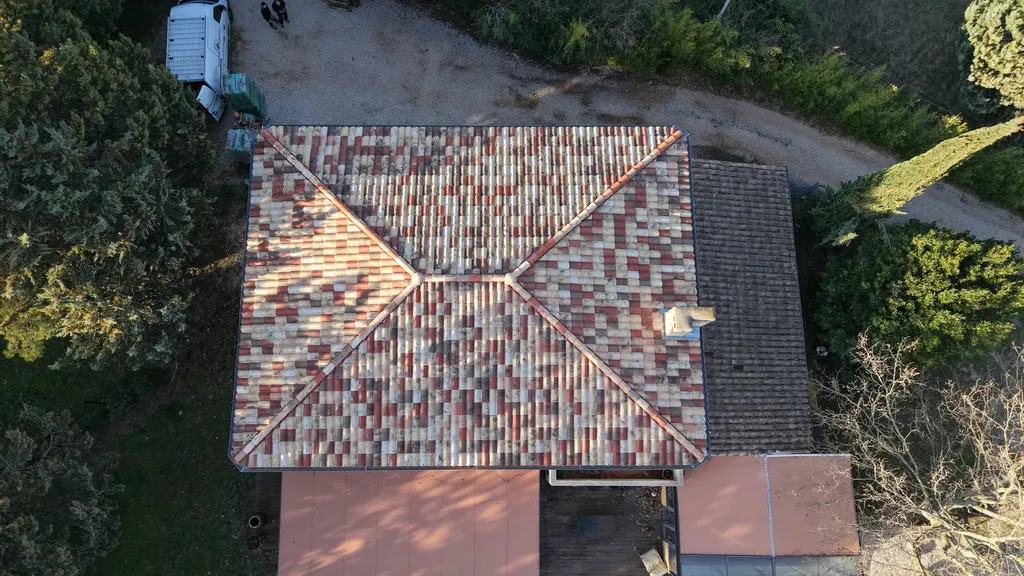 Réfection complète de toiture 16 m x 12,25 m avec pente 30 %, isolation Triso-toiture R=6,45 et tuiles MONIER Abeille Authentique à Éguilles dans les Bouches-du-Rhône