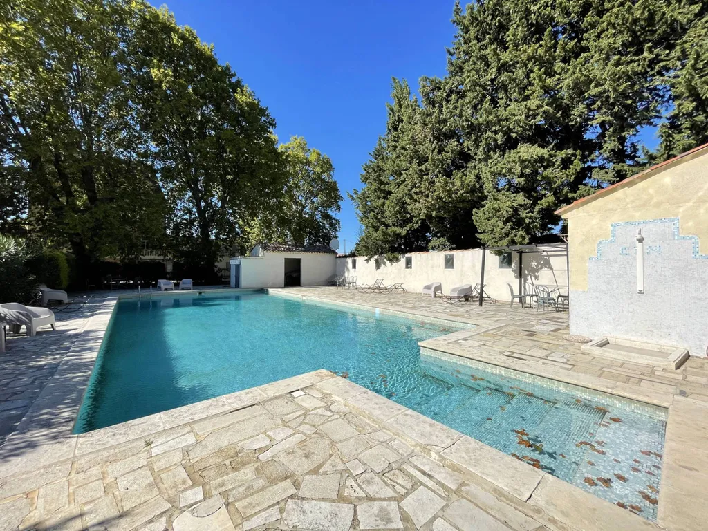 château 19ème siècle avec pleine vue sur les Dentelles de Montmirail   