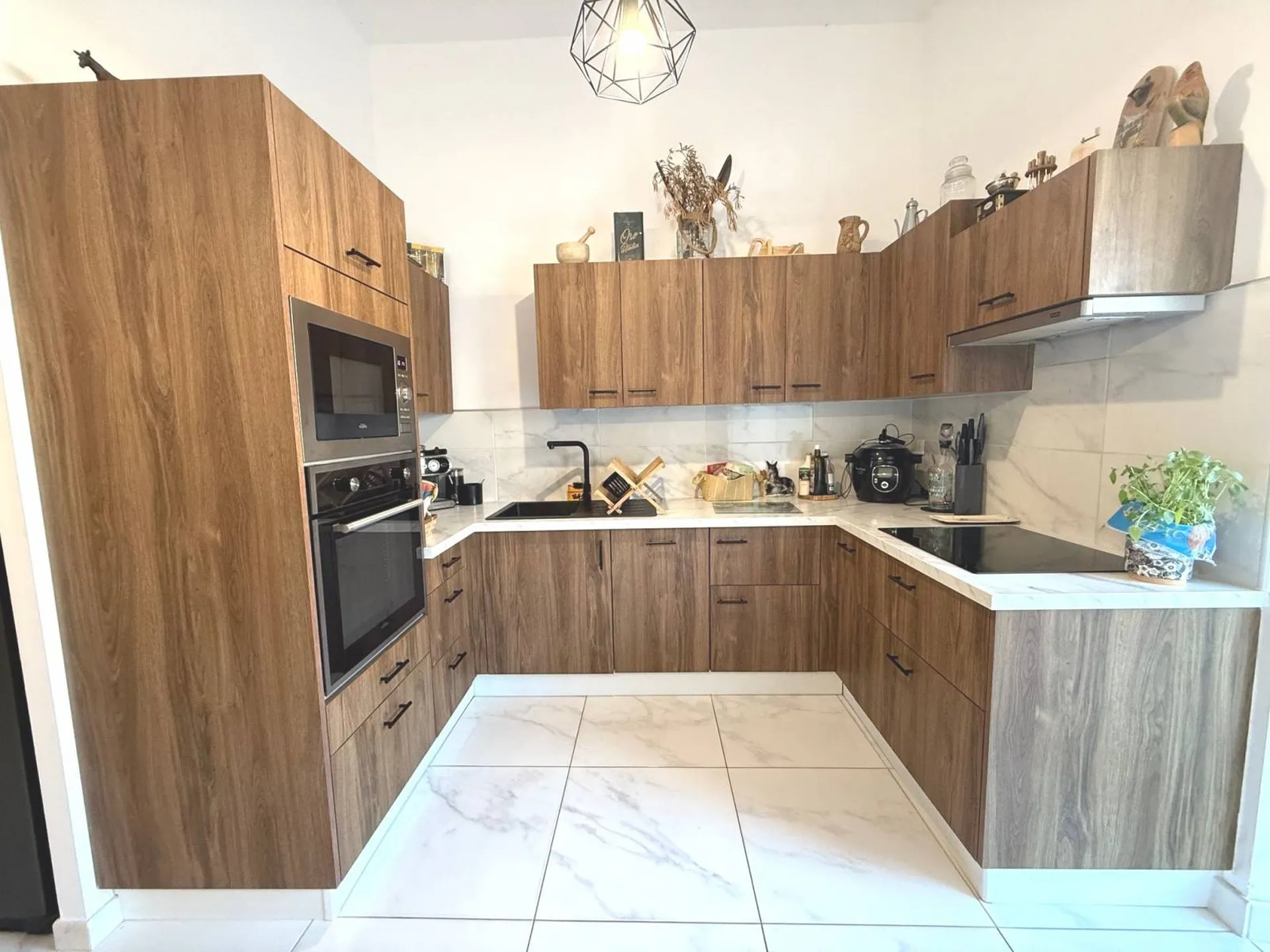 Au rez de chaussée d'un petit immeuble à Roquefort la Bédoule 