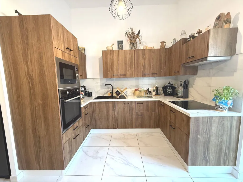 Au rez de chaussée d'un petit immeuble à Roquefort la Bédoule 