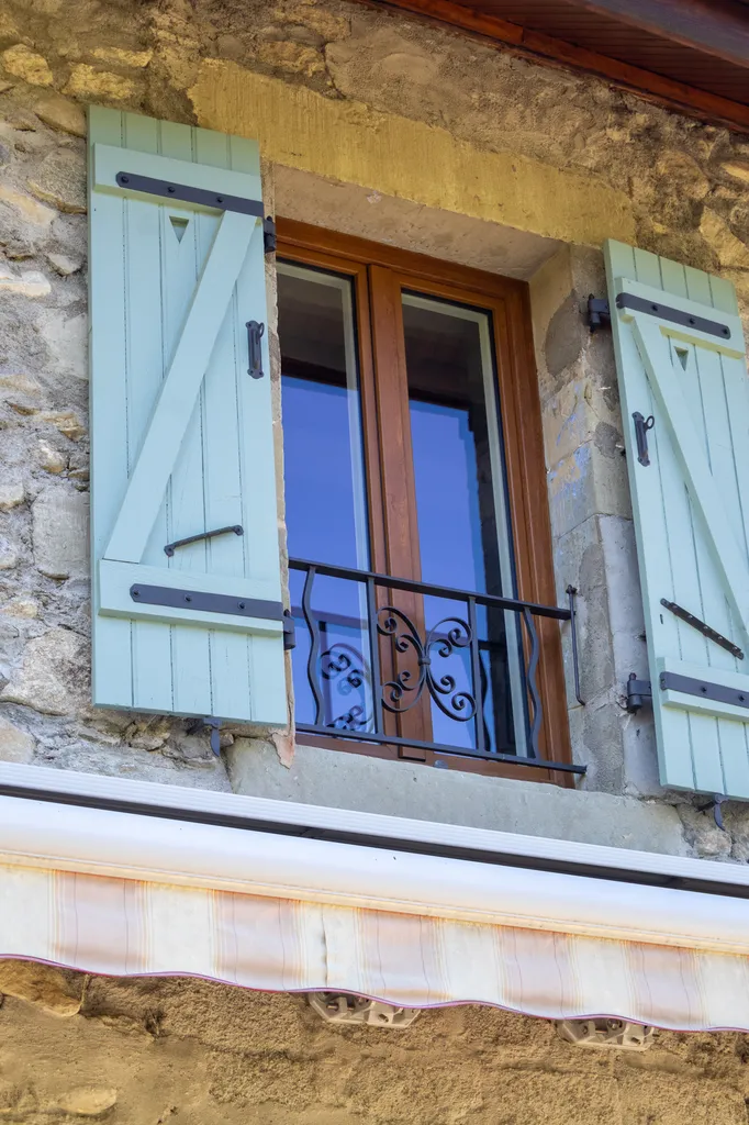 Menuiseries bois-aluminium sur mesure posées à Feigères par Eric Burin pour une façade harmonieuse et bien pensée
