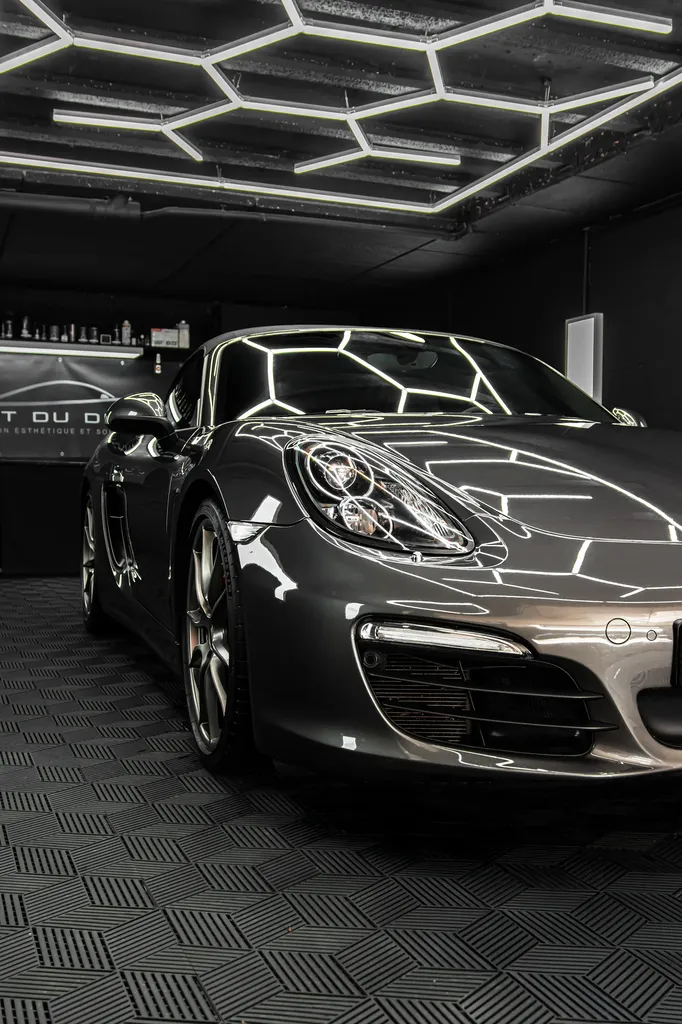 Car staging automobile avec polissage une étape à Creuzier-le-Vieux près de Vichy.