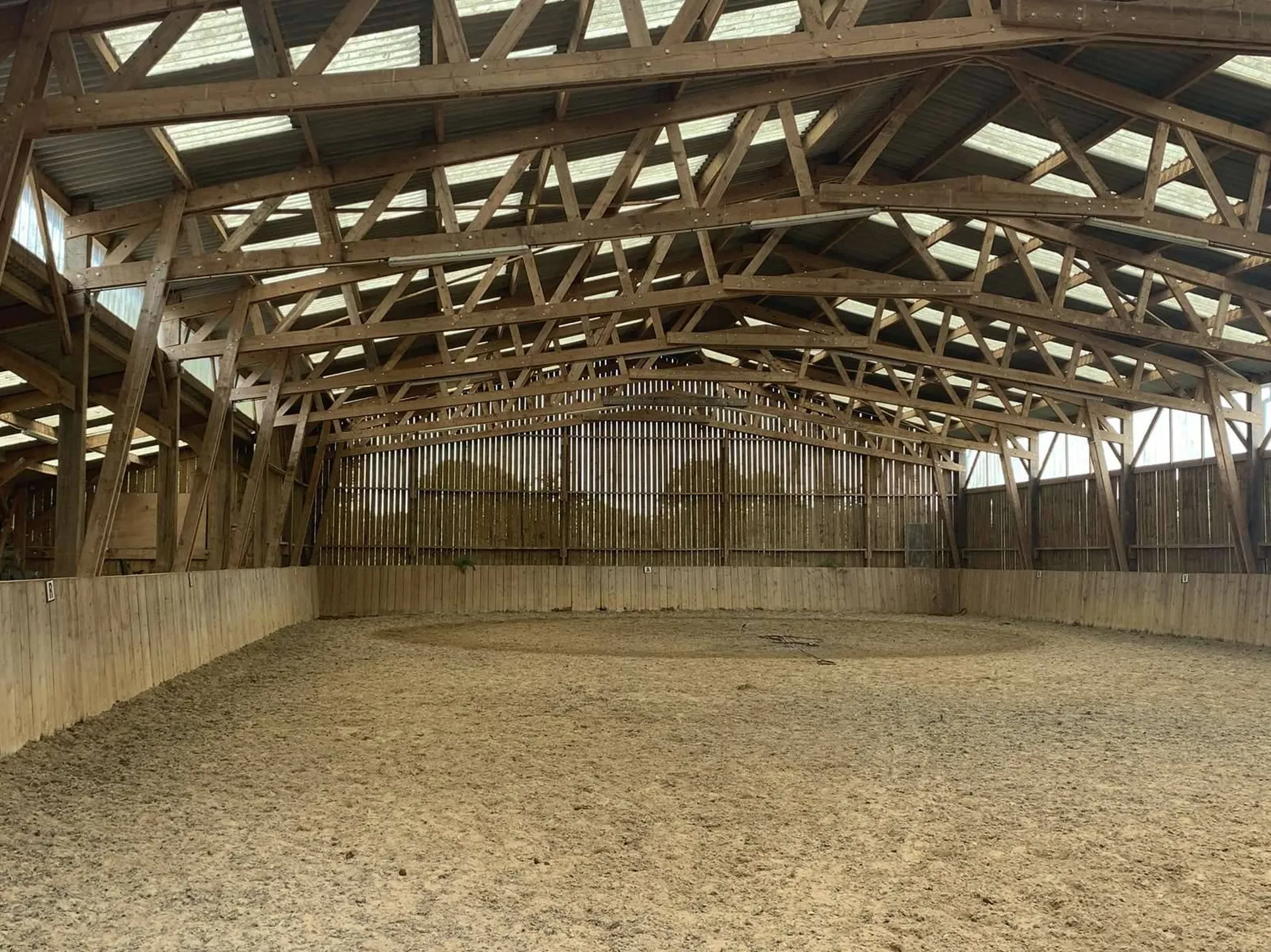 A vendre PAYS d’AUGE du CALVADOS : REGION LISIEUX : STRUCTURE EQUESTRE POUR CHEVAUX DE SELLES SUR 10 HA