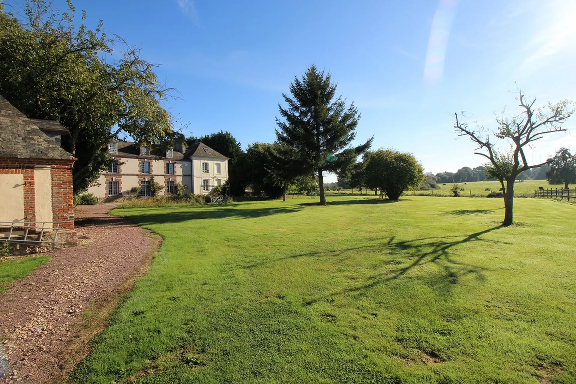 L’agence Terres et Demeures de Normandie vous invite à venir découvrir cette propriété région Cormeilles
