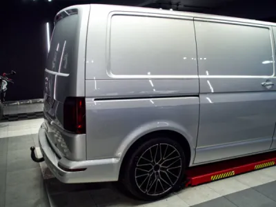 Le film de protection PPF XPEL posé sur ce Volkswagen Transporter T6 préserve la carrosserie contre les gravillons, les frottements et l’usure prématurée.