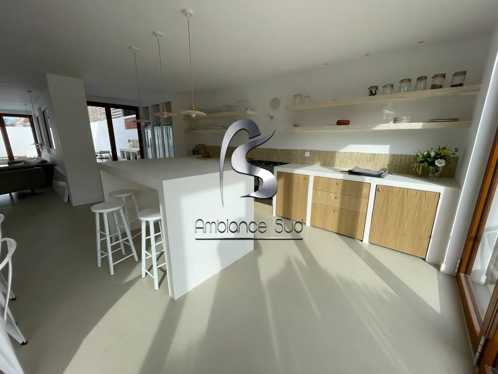 Béton ciré industriel avec chape mince fibrée teintée effet béton ciré