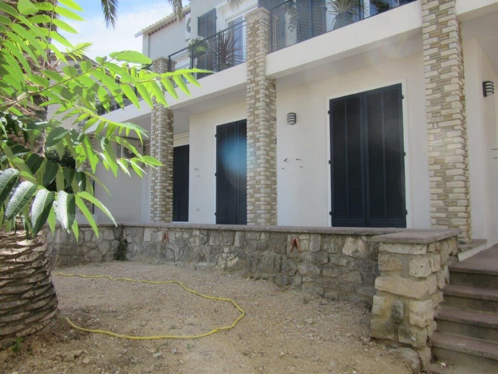 Appartement en exclusivité 4 Six Fours les Plages avec terrasse et jardin