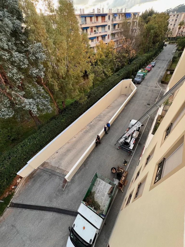 acheminement des matériaux avec le monte charge à Hyeres