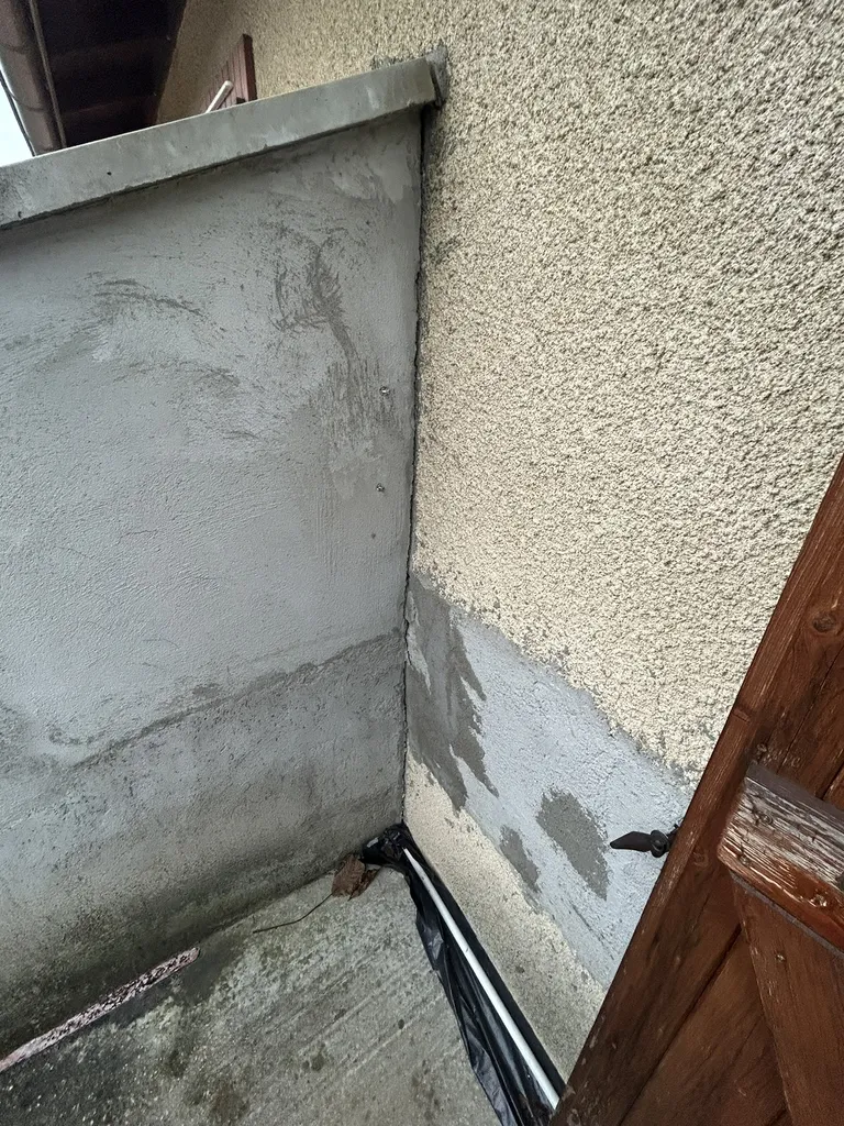 Analyse technique d’une deuxième zone de désolidarisation sur un angle de la propriété, nécessitant un pontage structurel lourd pour stopper l'écartement des parois.