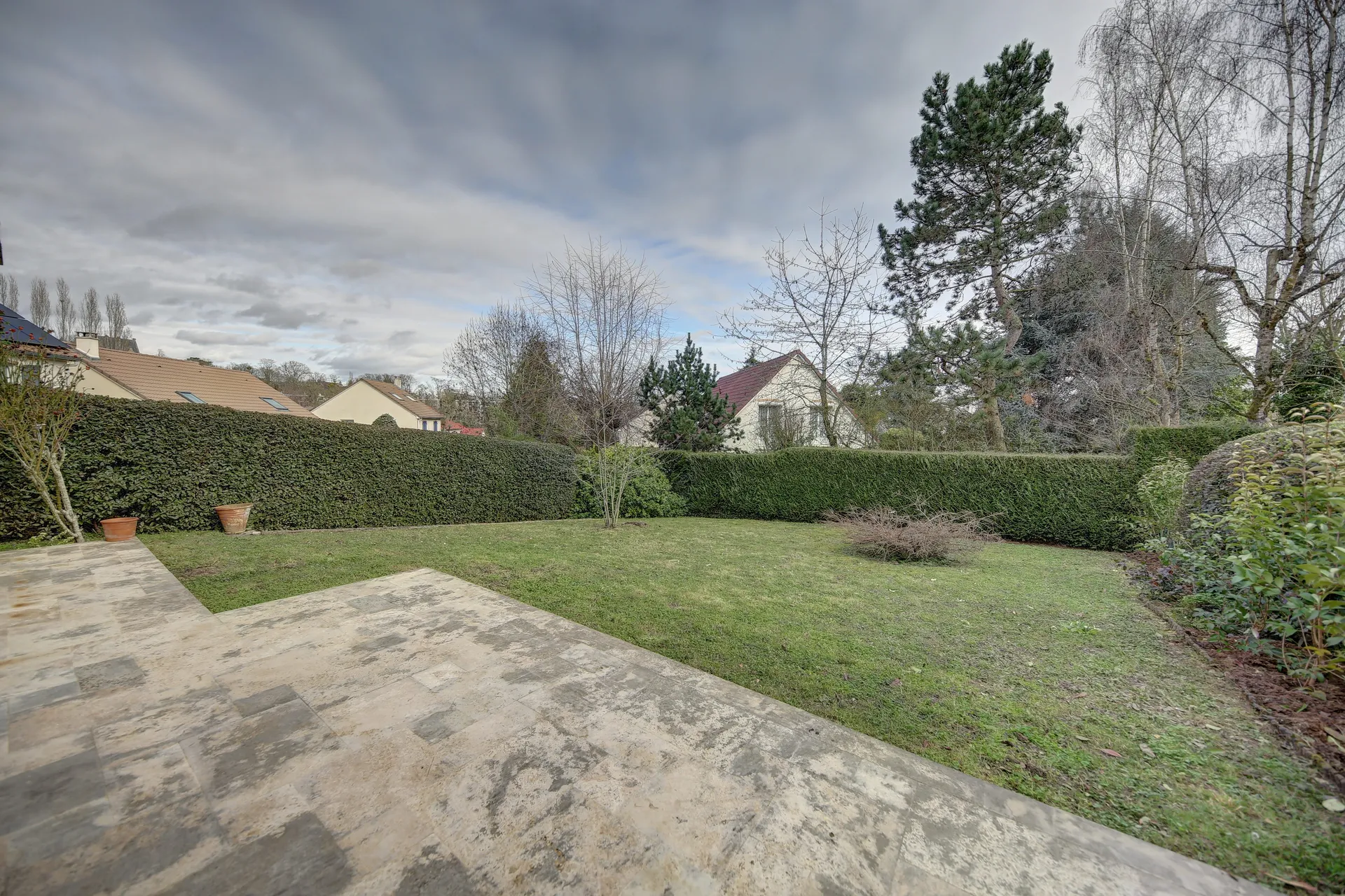 beau jardin proche du lycée international HELIX IMMOBILIER 