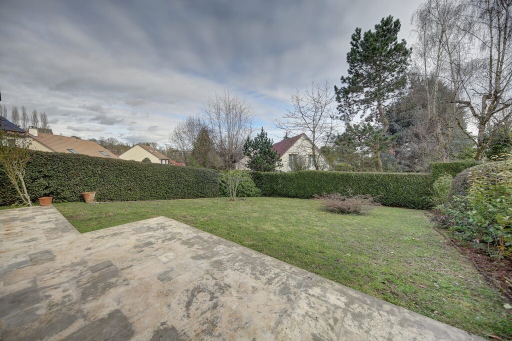 beau jardin proche du lycée international HELIX IMMOBILIER 