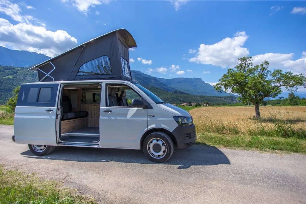 Aménagement intérieur sur-mesure VW Transporter T6 Court avec banquette Reimo et finition bois vieilli à Chambéry en Savoie