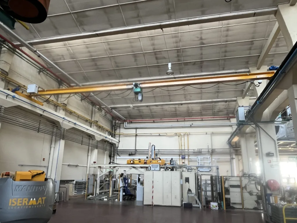 Mise en place du pont roulant sur le chemin de roulement existant