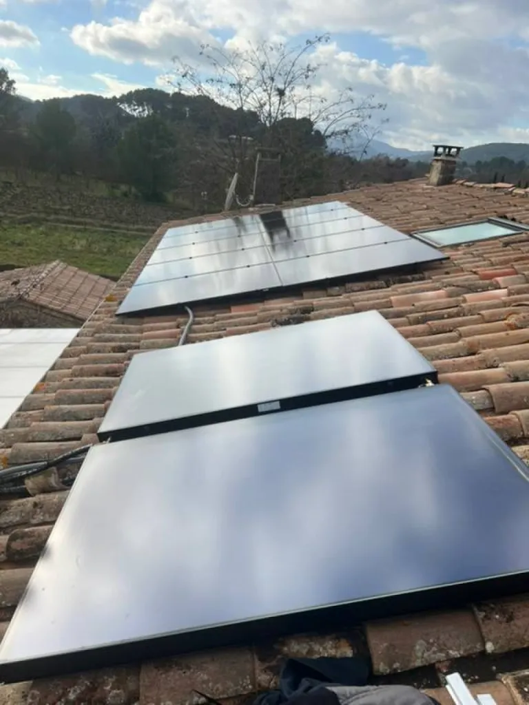 Installation de panneaux solaires Dualsun à La Ciotat avec micro-onduleurs Enphase IQ8