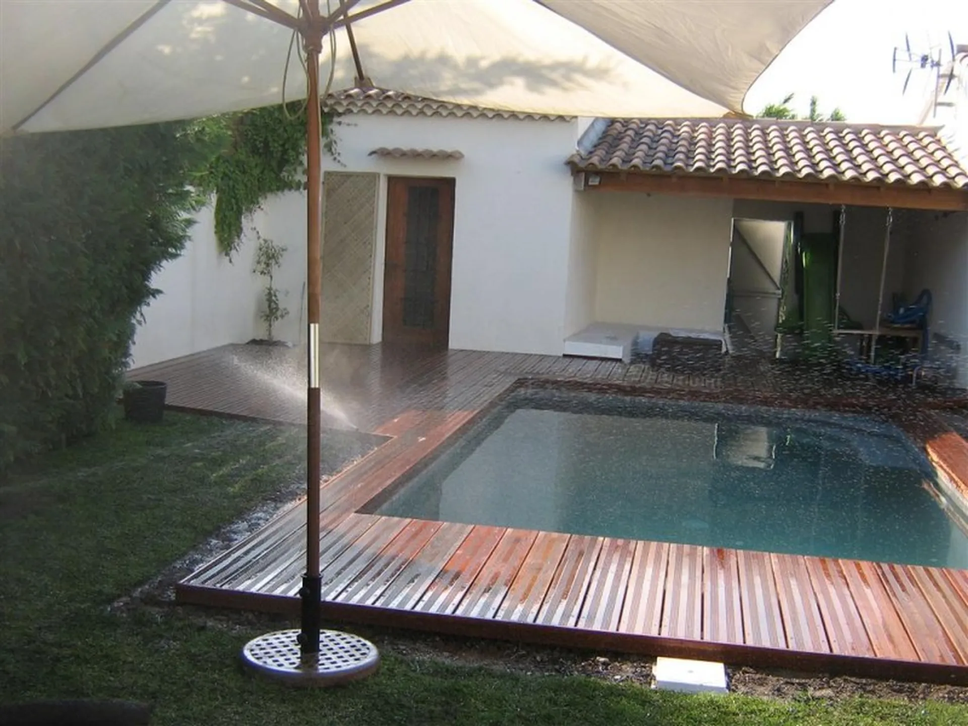 Pose de tour de piscine en bois exotique ipé à Calas 13