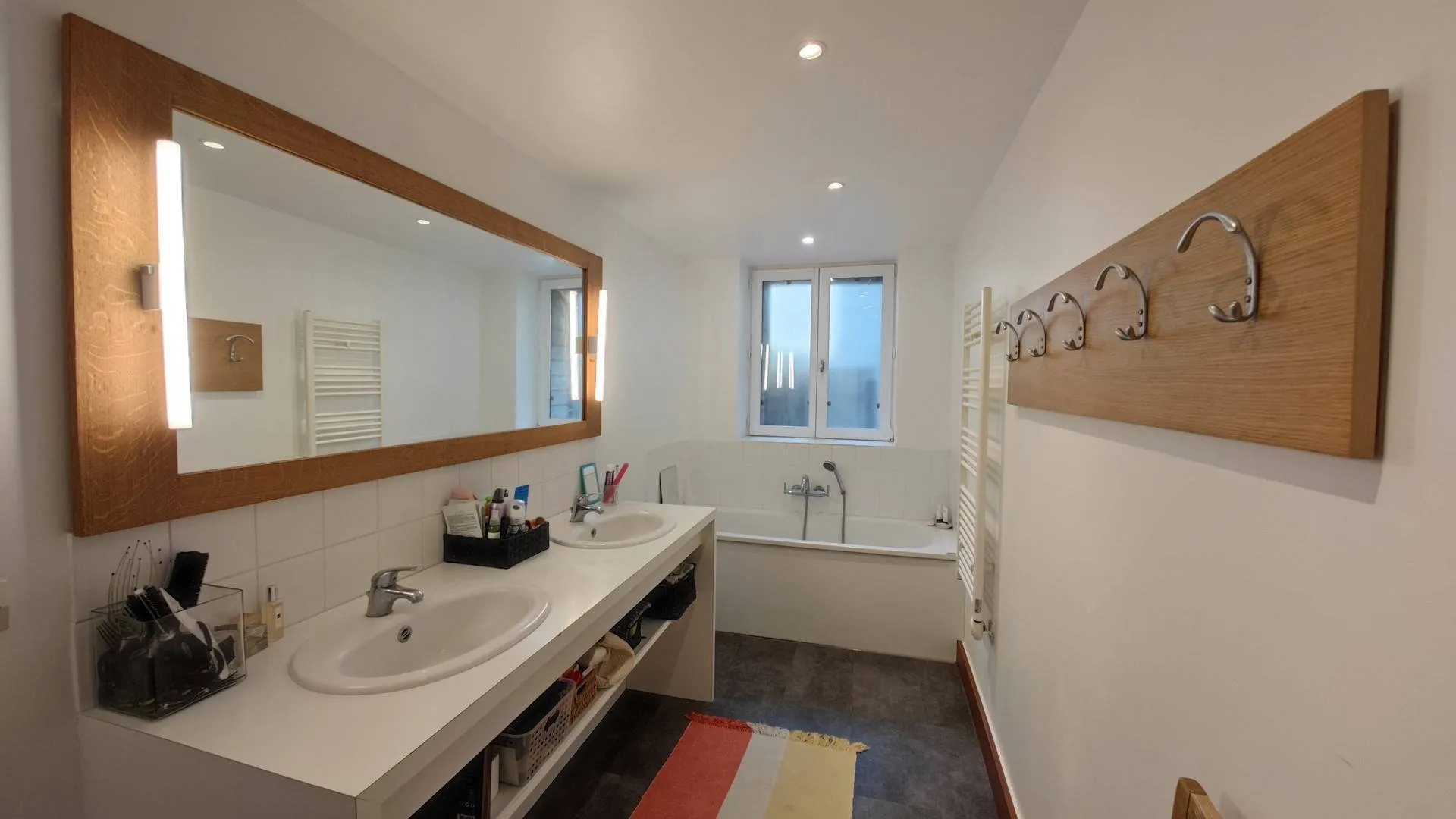 Vends : Salles de Bains Modernes - Deux salles de bains modernes, aménagées avec goût pour votre plus grand confort.