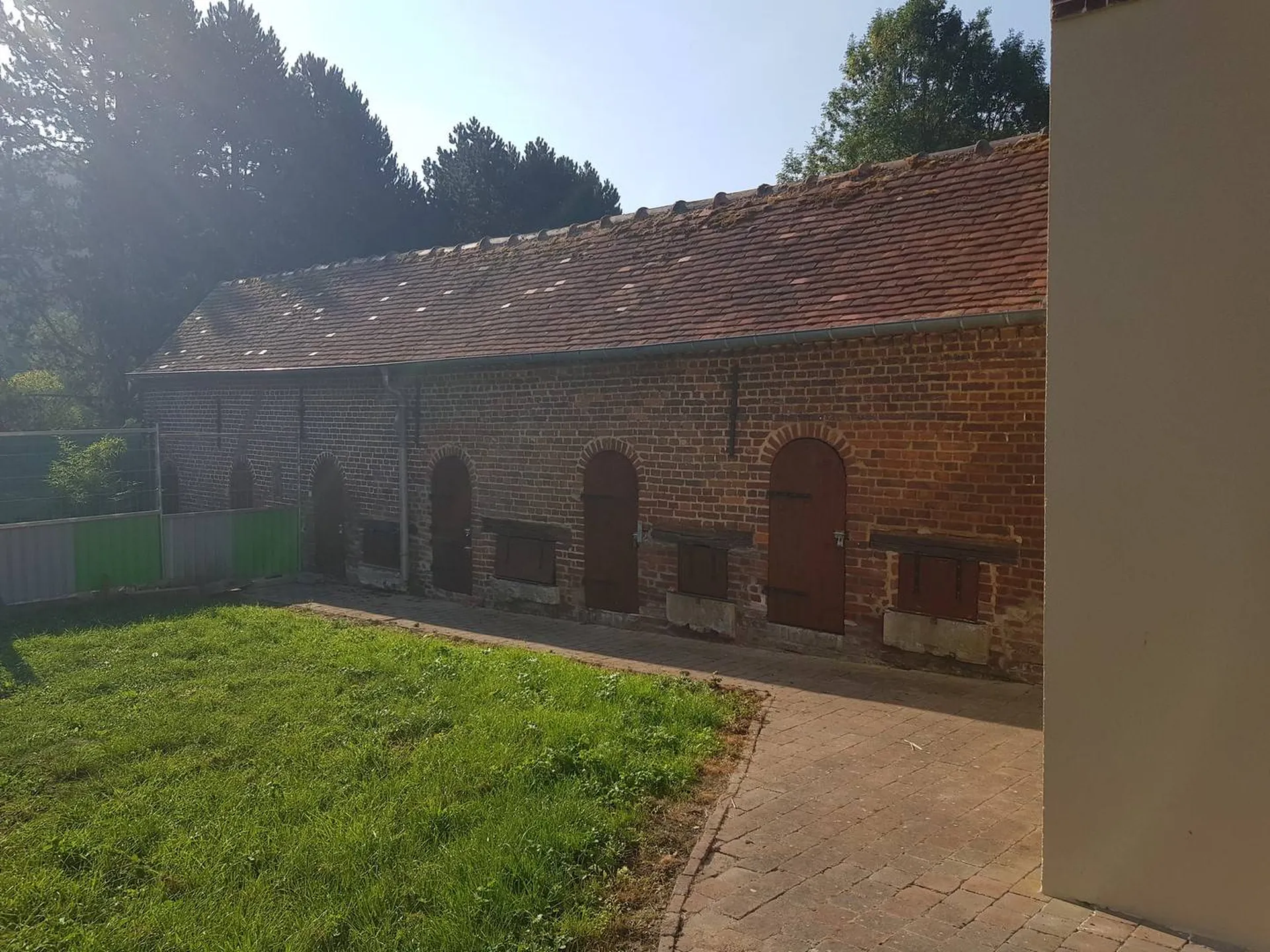 recherche jolie maison avec terrain et dépendances proche commerces , ecoles, bus, dans village calme  Oise.