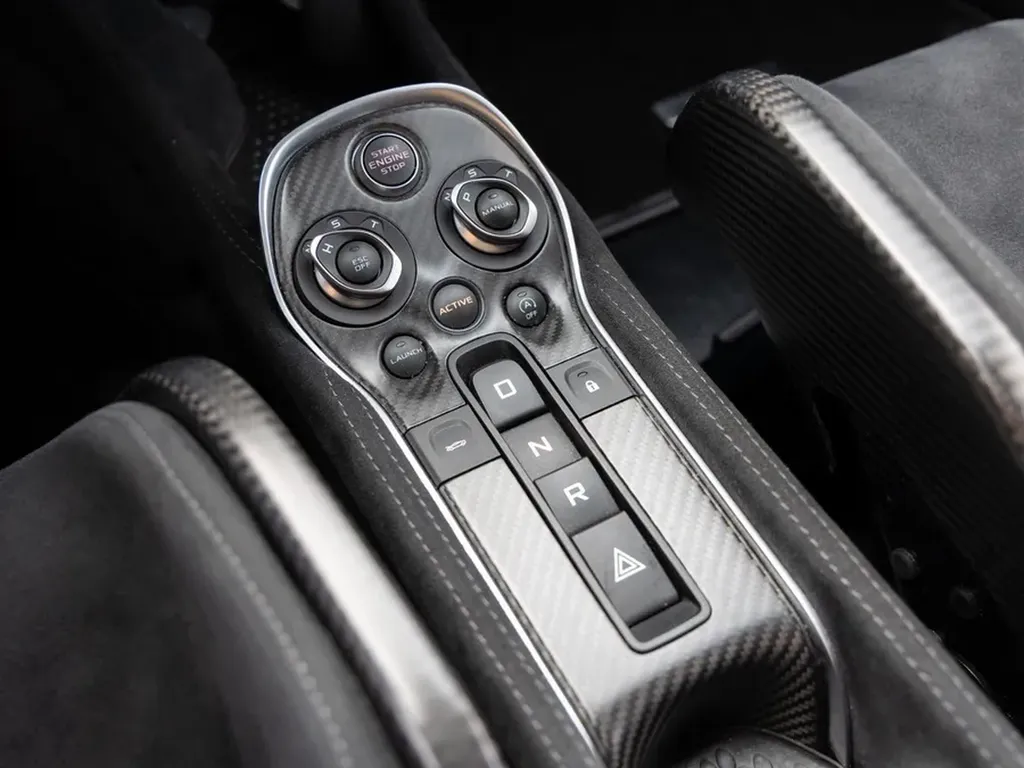 McLaren 600LT sélecteur de modes carbone intérieur Bordeaux