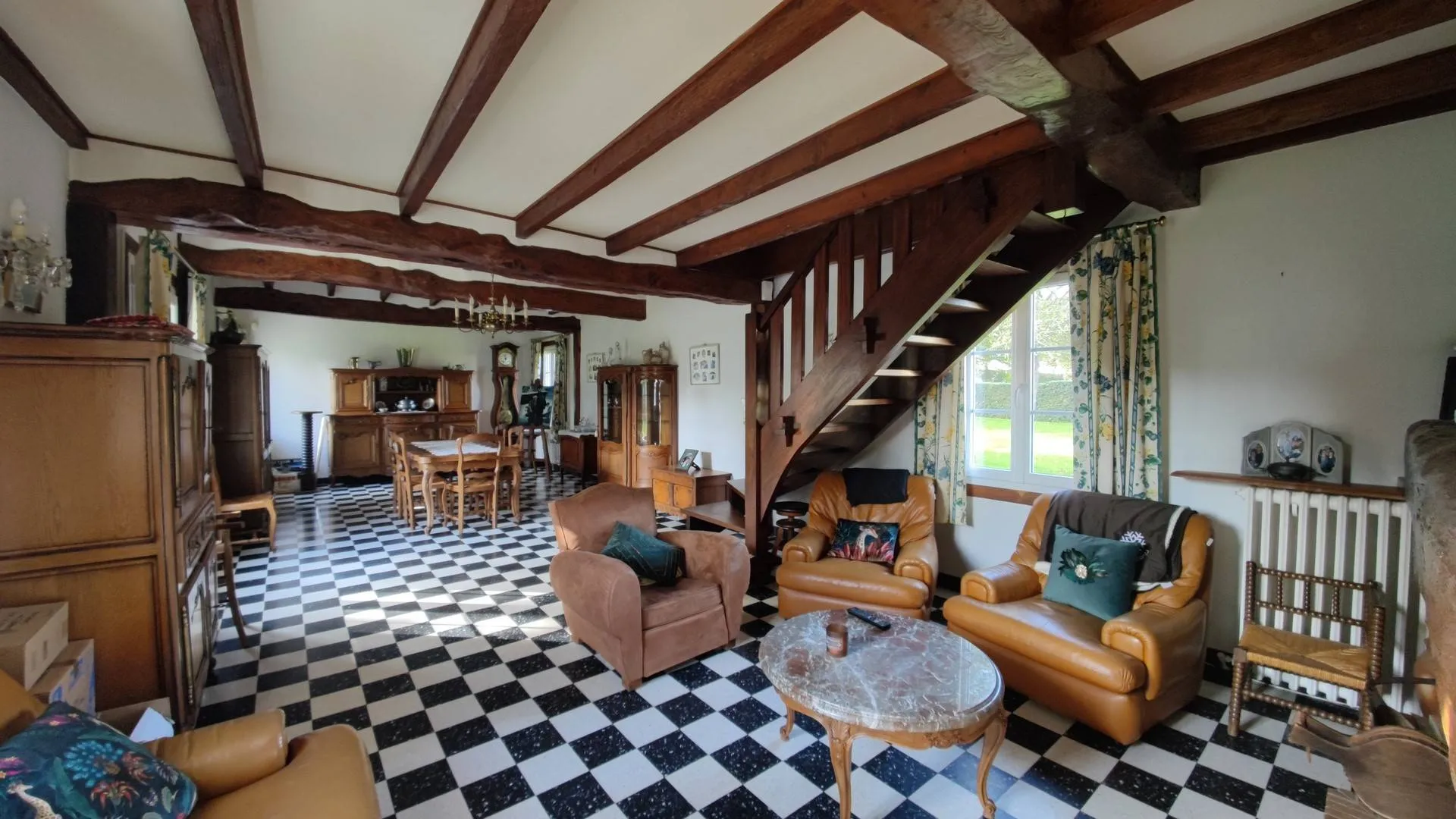 Longère de 153 m² avec dépendance sur 3300 m² de terrain, dans un village calme située à 20 mn de la Mer et de Dieppe, en Normandie, proche d'un bourg tous commerces.