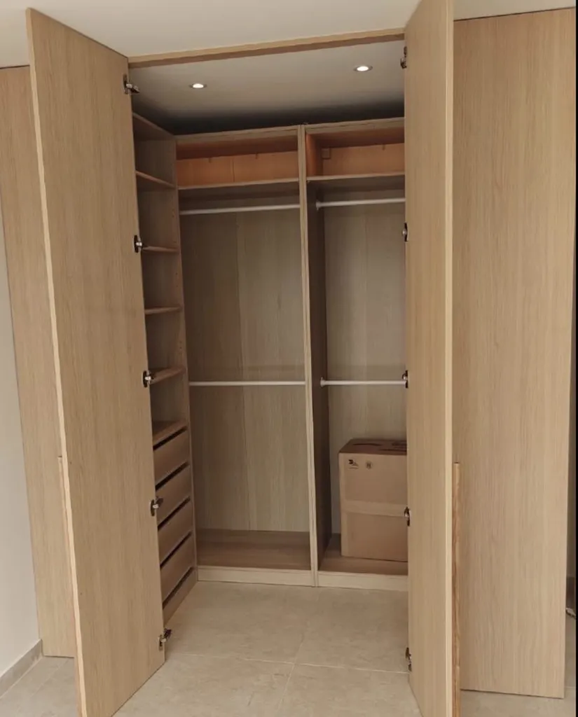 Création d’un placard sur mesure décor Zen avec portes battantes et fileurs intégrés à Antibes