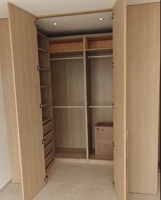 Création d’un placard sur mesure décor Zen avec portes battantes et fileurs intégrés à Antibes