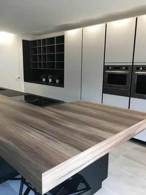 lineaire de cuisine avec colonne et gorges verticales