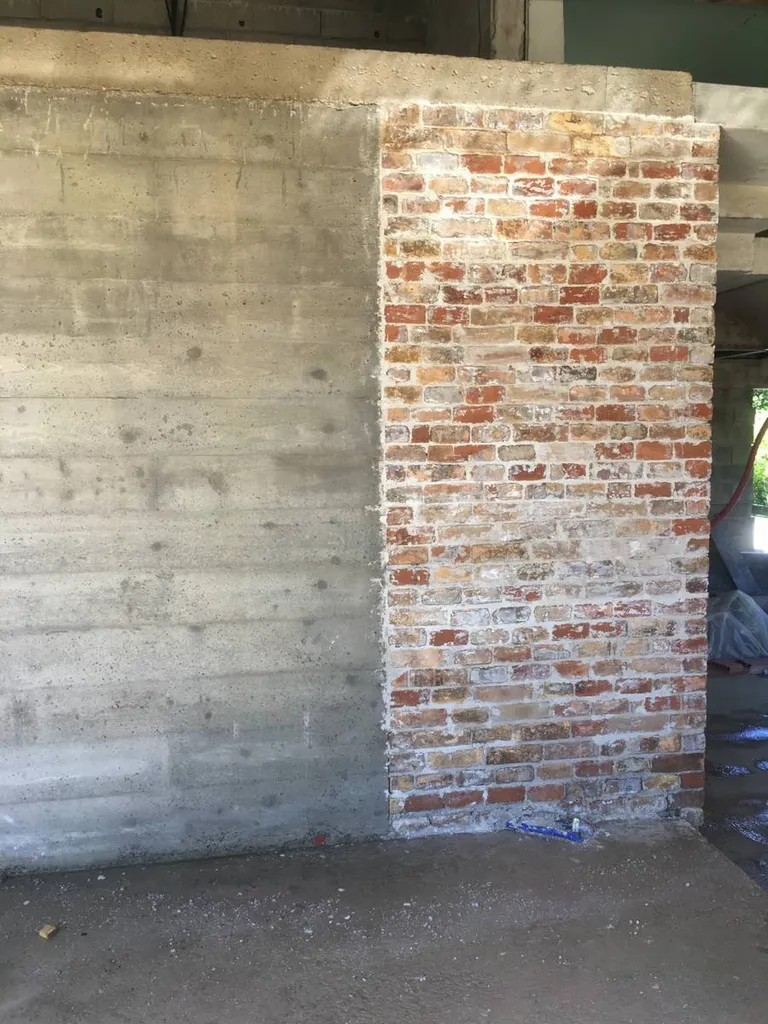 Réalisation d'un mur en briques anciennes près d'Aix en Provence