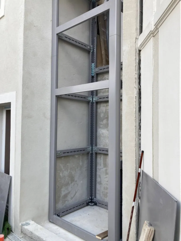 Début de montage et vue détaillée du pylône de cet ascenseur de maison extérieur électrique en structure autoporteuse VIMEC E10 à Toulon près de Marseille